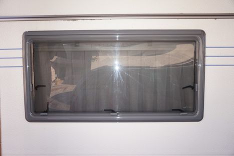 Bočné okno Hobby - pre výrez 890x510 mm